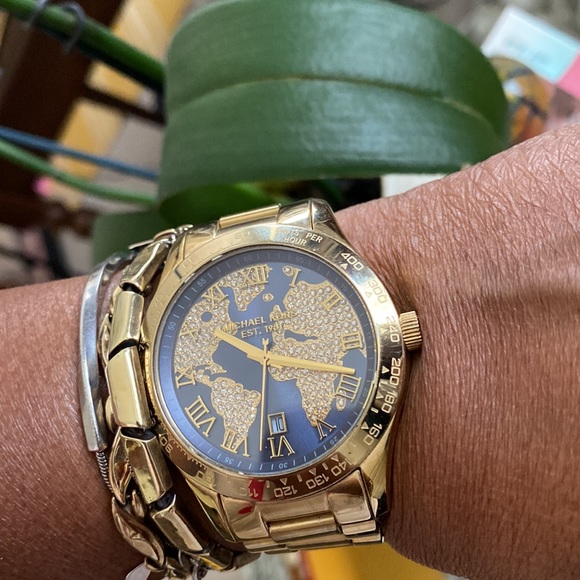 The Michael Kors MK 6243 Layton. End world 🌎 hunger watch in golden tones! - Picture 3 of 11